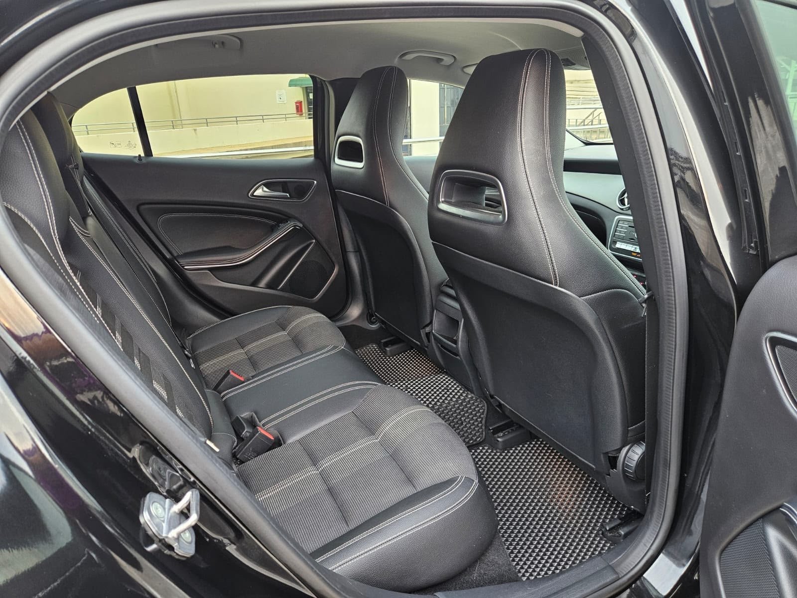 Mercedes-Benz GLA180 Urban Edition photo 8
